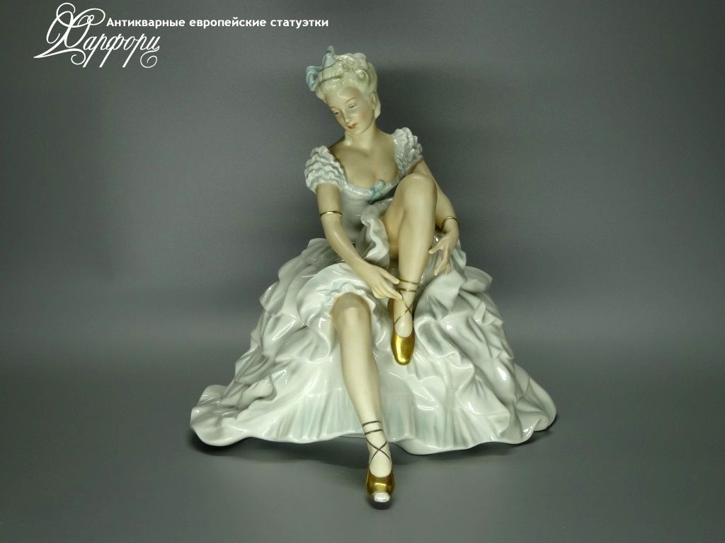 Купить фарфоровые статуэтки Unterweissbach, Балерина завязывающая пуанту, Германия